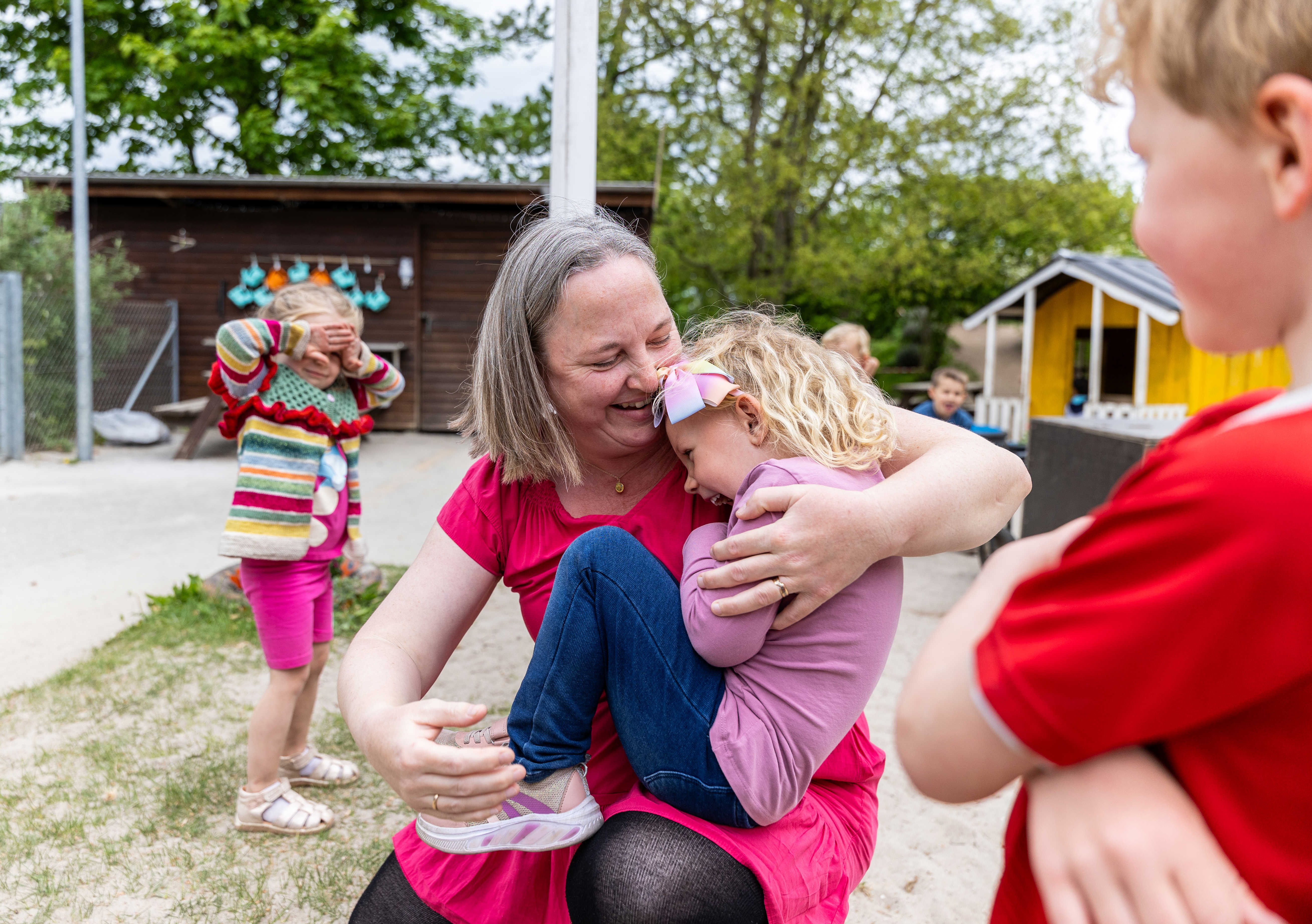 Barn sidder hos voksen