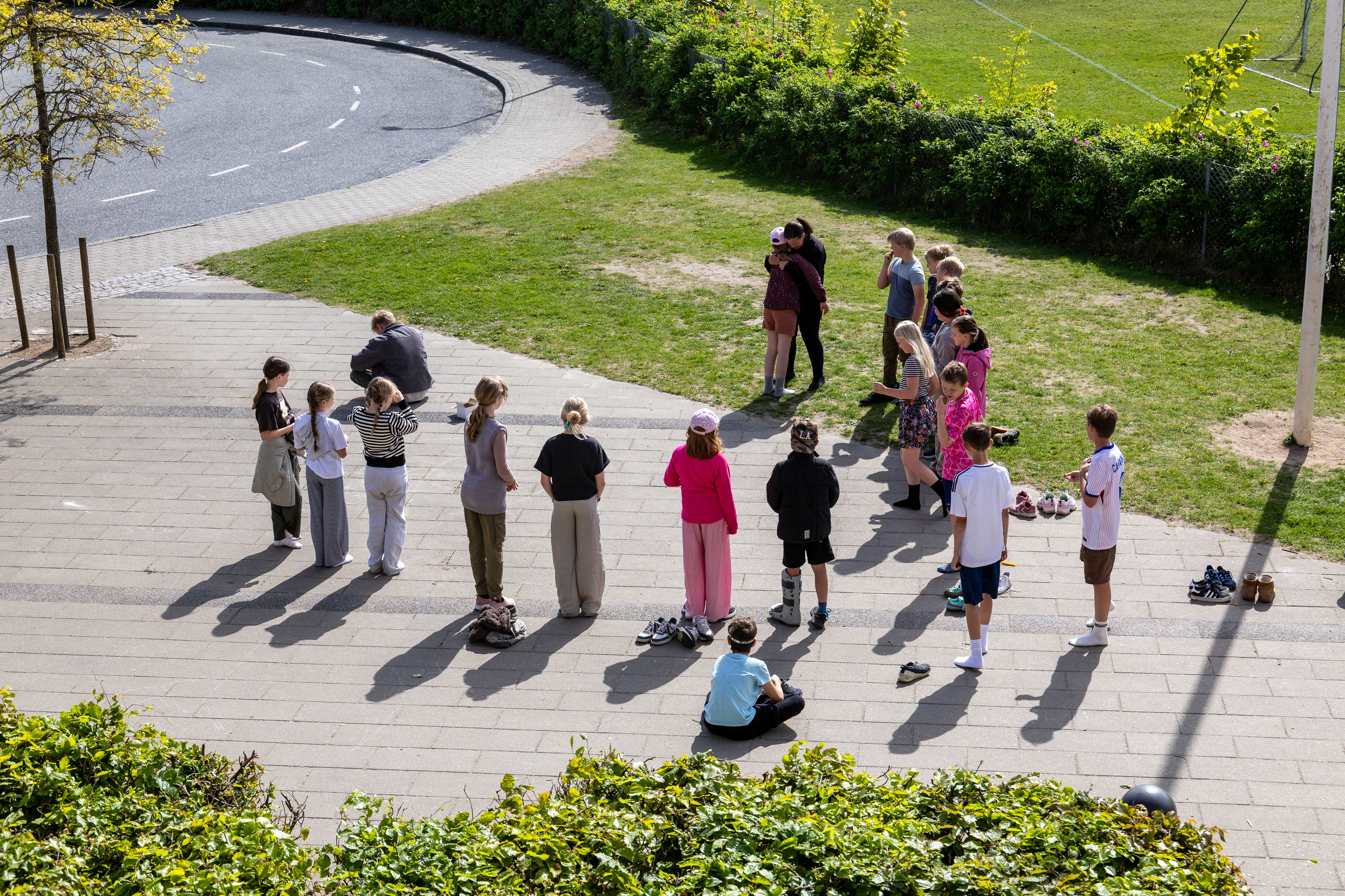 Elever samlet ude foran skole